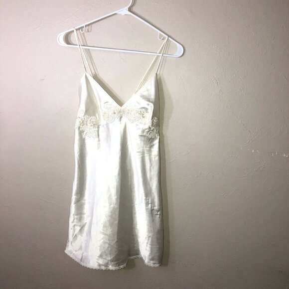 VICTORIA’S SECRET Ivory Satin Embroidered Lace Baby Doll Slip Y2K Sz M - Picture 2 of 13